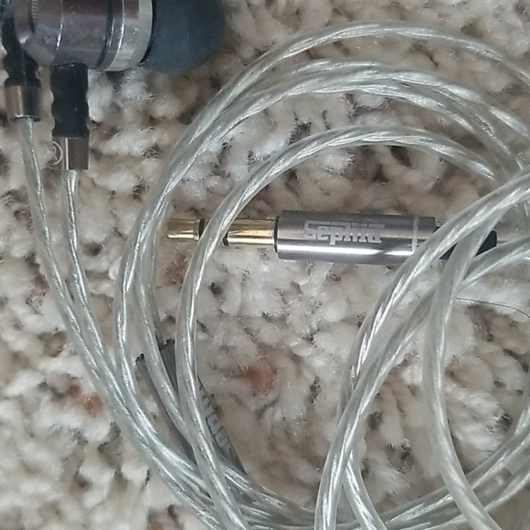 Earbuds - Picture 3 of 3